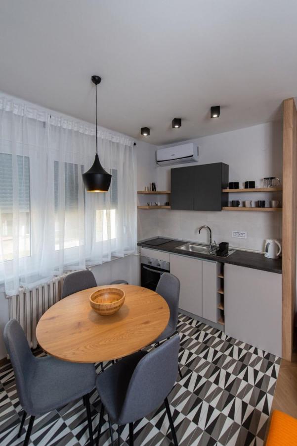Republic Square Apartment - With Garage Újvidék Kültér fotó